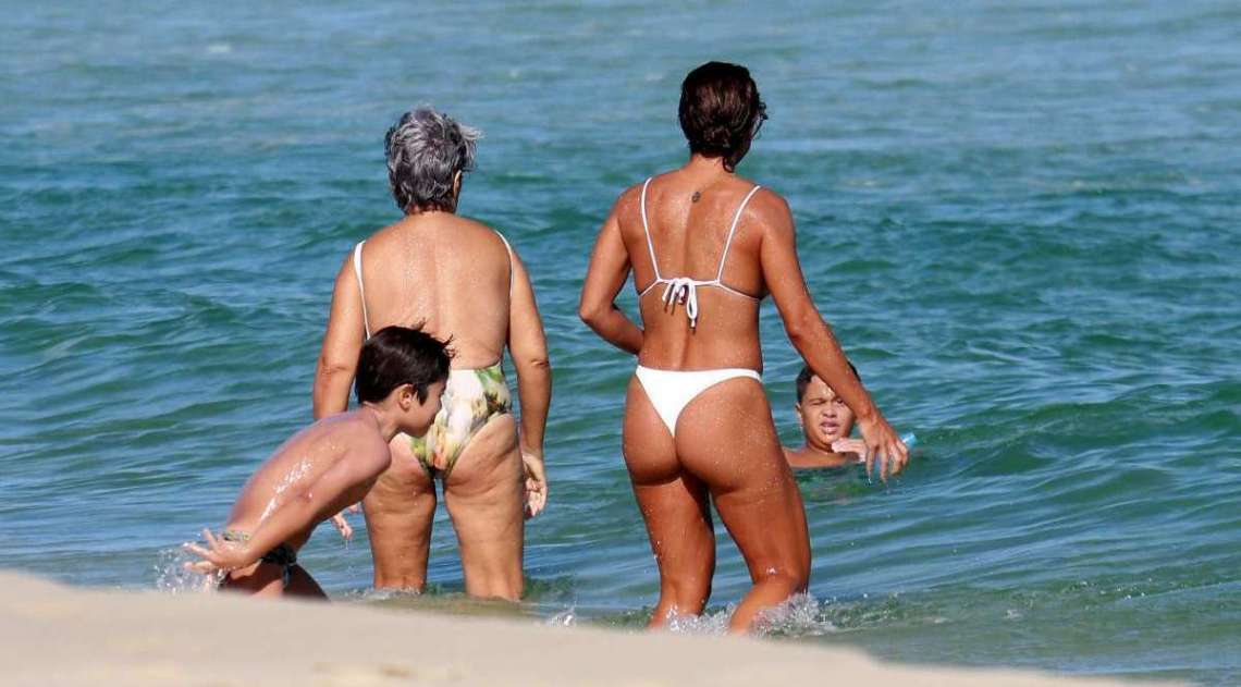 Juliana Paes mostra seu corpo escultural na praia com a famlia