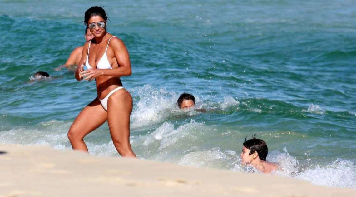 Juliana Paes mostra seu corpo escultural na praia com a famlia