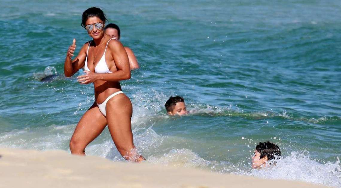 Juliana Paes mostra seu corpo escultural na praia com a famlia