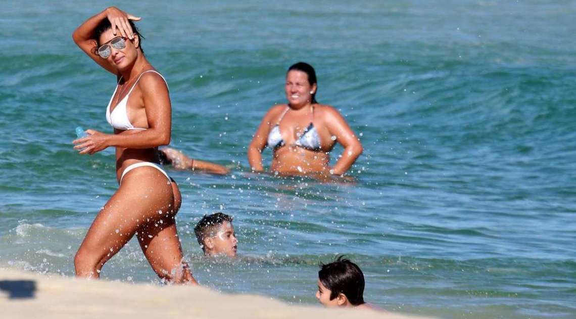 Juliana Paes mostra seu corpo escultural na praia com a famlia