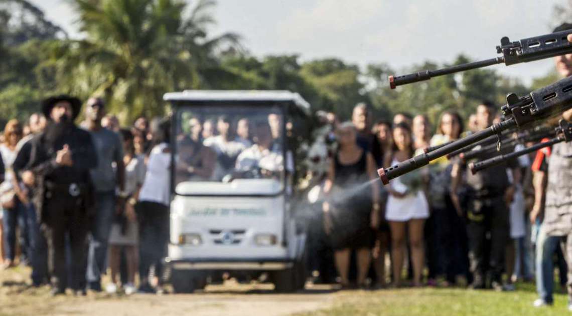 Enterro do sargento Carlos Eduardo Gomes Cardoso  nesse domingo (29), no cemit�rio Jardim da Saudade, em Sulacap, na Zona Oeste do Rio. Cardoso foi morto neste s�bado (28) em uma opera��o na comunidade Bateau Mouche, na Pra�a Seca, em Jacarepagu�. Rj, 29 de abril.