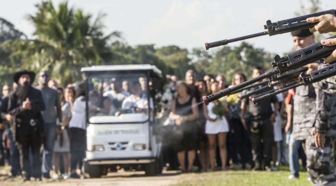 Enterro do sargento Carlos Eduardo Gomes Cardoso  nesse domingo (29), no cemit�rio Jardim da Saudade, em Sulacap, na Zona Oeste do Rio. Cardoso foi morto neste s�bado (28) em uma opera��o na comunidade Bateau Mouche, na Pra�a Seca, em Jacarepagu�. Rj, 29 de abril.