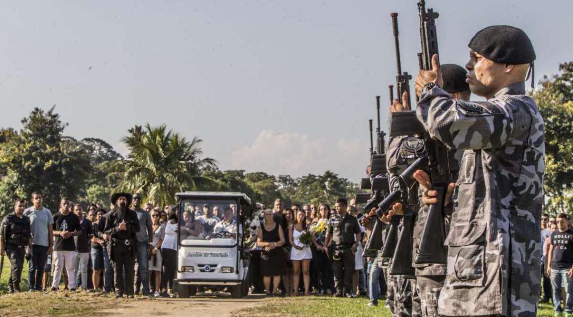 Enterro do sargento Carlos Eduardo Gomes Cardoso  nesse domingo (29), no cemit�rio Jardim da Saudade, em Sulacap, na Zona Oeste do Rio. Cardoso foi morto neste s�bado (28) em uma opera��o na comunidade Bateau Mouche, na Pra�a Seca, em Jacarepagu�. Rj, 29 de abril.