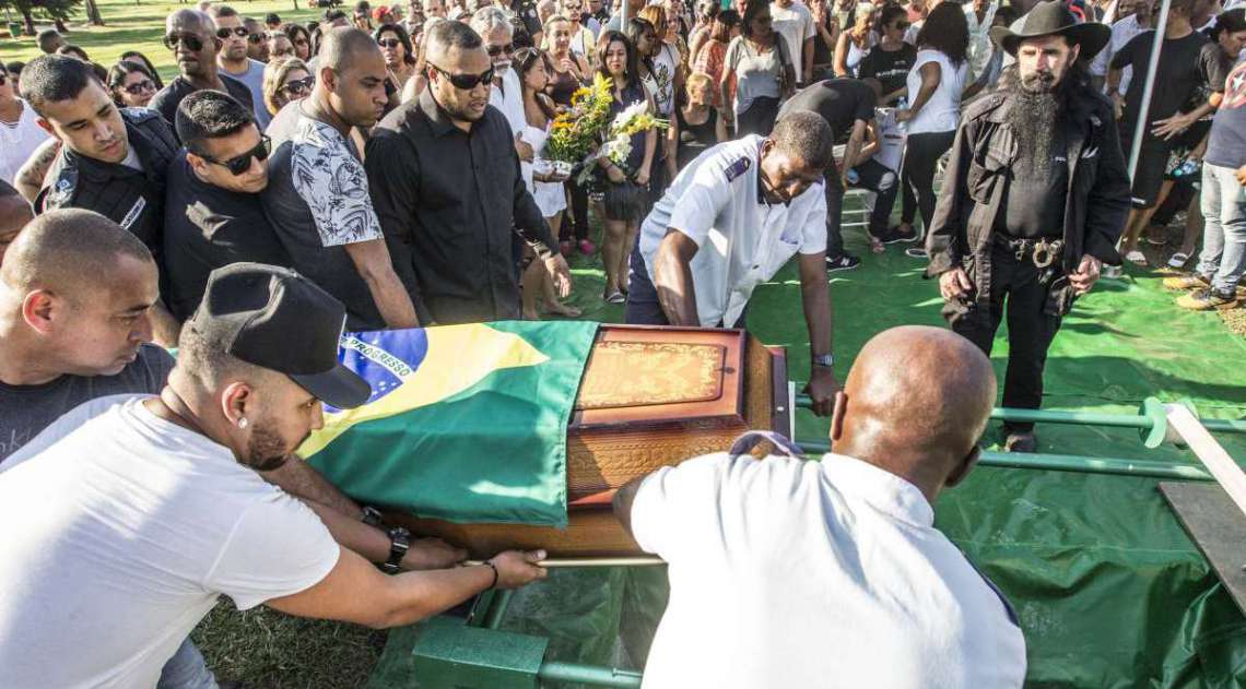 Enterro do sargento Carlos Eduardo Gomes Cardoso  nesse domingo (29), no cemit�rio Jardim da Saudade, em Sulacap, na Zona Oeste do Rio. Cardoso foi morto neste s�bado (28) em uma opera��o na comunidade Bateau Mouche, na Pra�a Seca, em Jacarepagu�. Rj, 29 de abril.