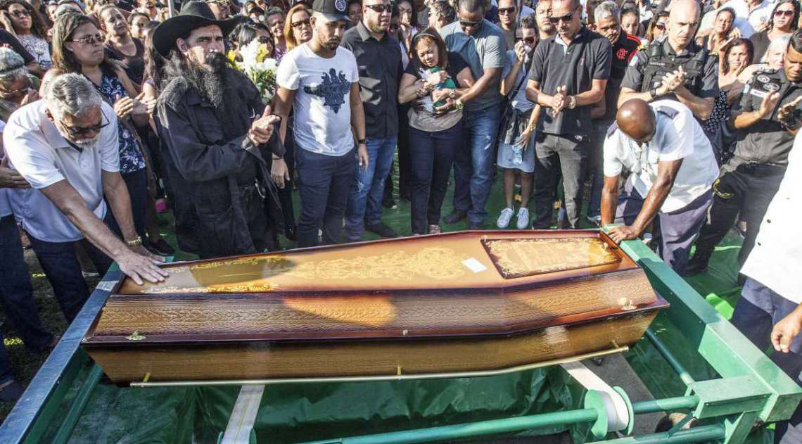 Enterro do sargento Carlos Eduardo Gomes Cardoso  nesse domingo, no cemitério Jardim da Saudade, em Sulacap