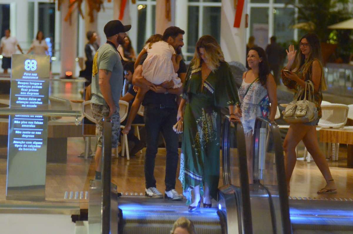 Cauã Reymond, com a filha Sophia e a namorada Mariana Goldfarb