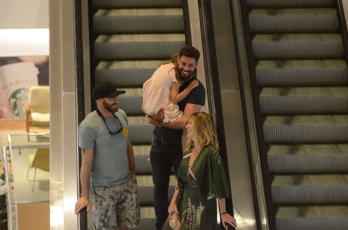 Cauã Reymond, com a filha Sophia e a namorada Mariana Goldfarb