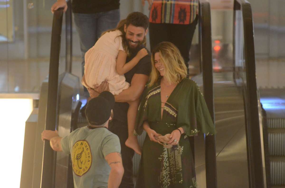 Cauã Reymond, com a filha Sophia e a namorada Mariana Goldfarb