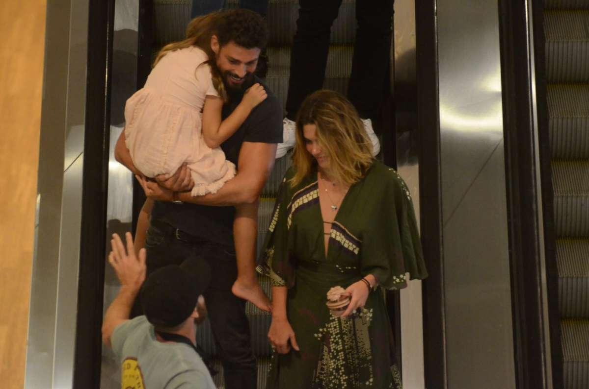 Cauã Reymond, com a filha Sophia e a namorada Mariana Goldfarb