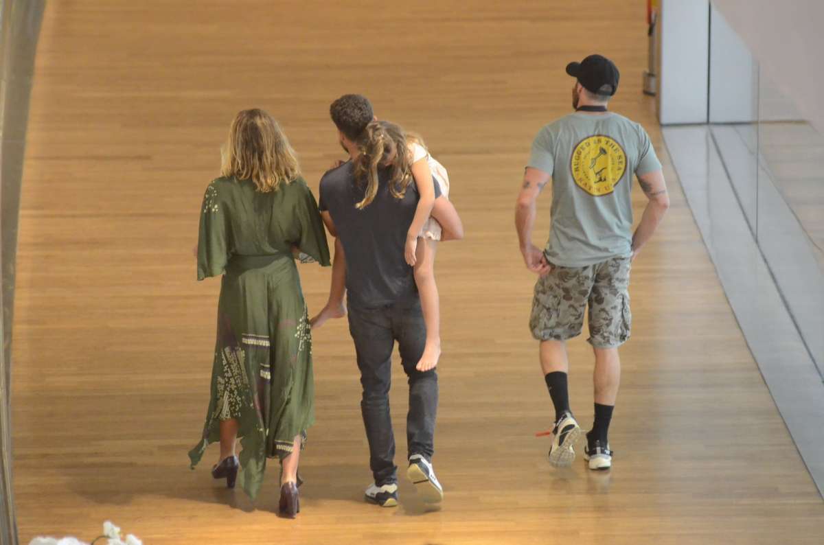 Cauã Reymond, com a filha Sophia e a namorada Mariana Goldfarb