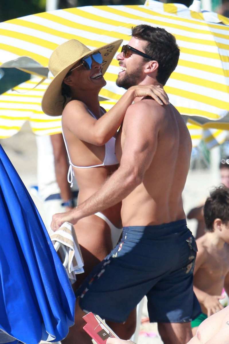 Juliana Paes curte dia de praia em família