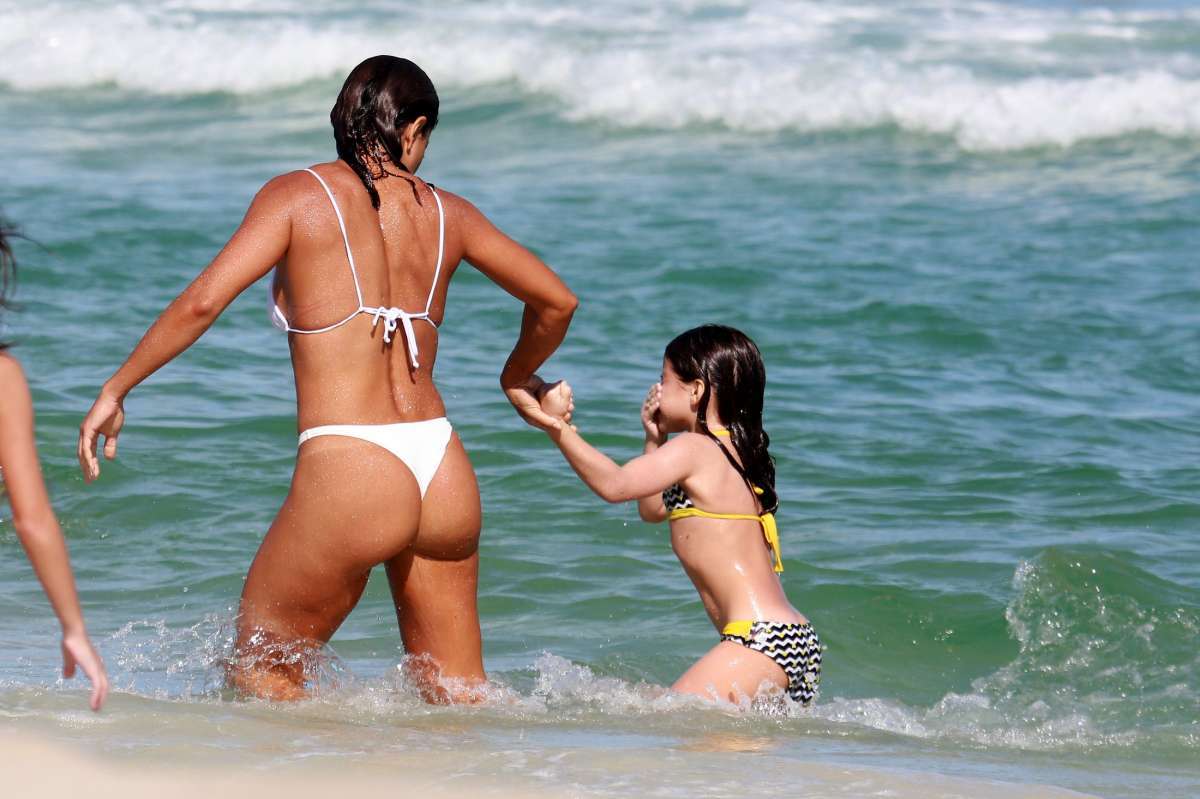 Juliana Paes curte dia de praia em família