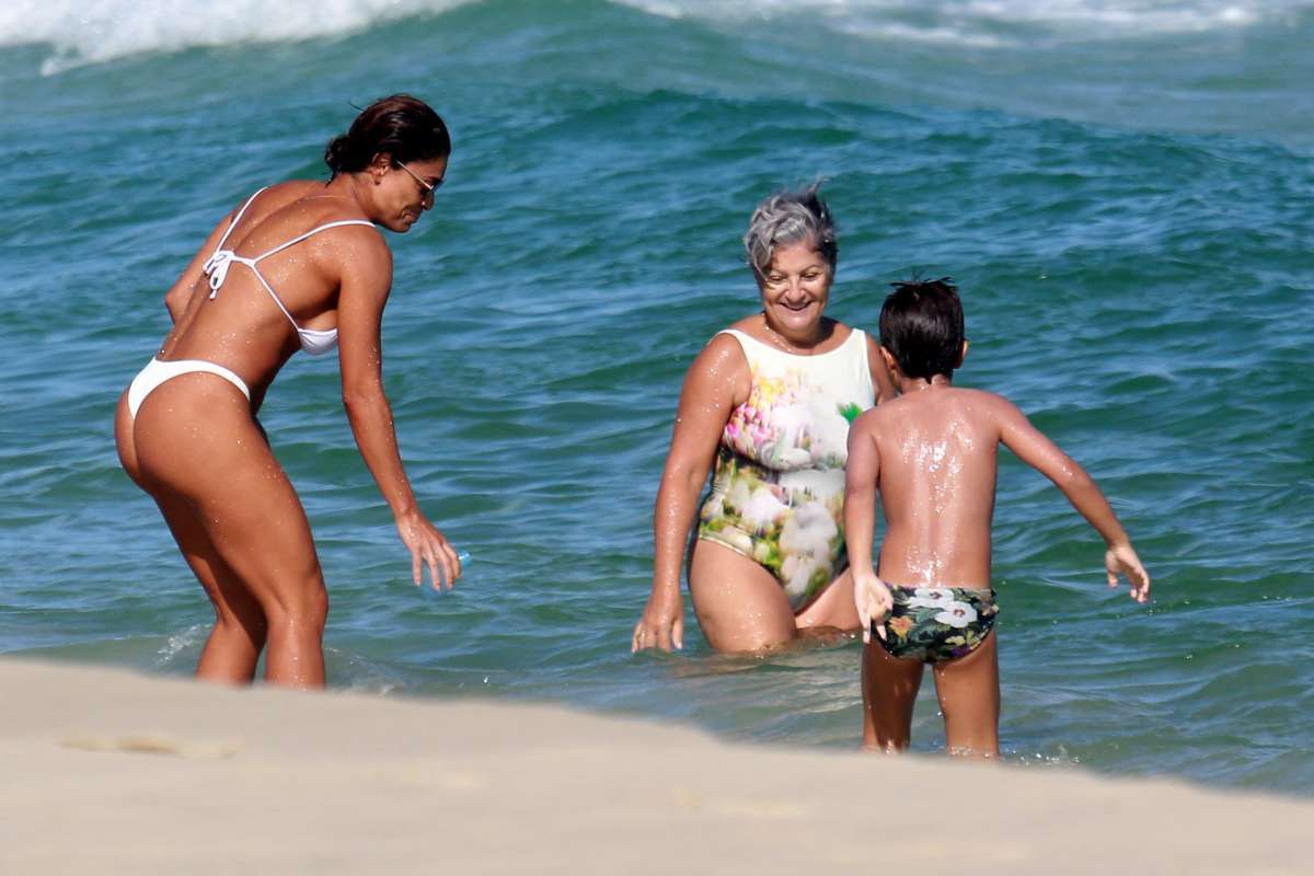 Juliana Paes mostra seu corpão escultural na praia com a família