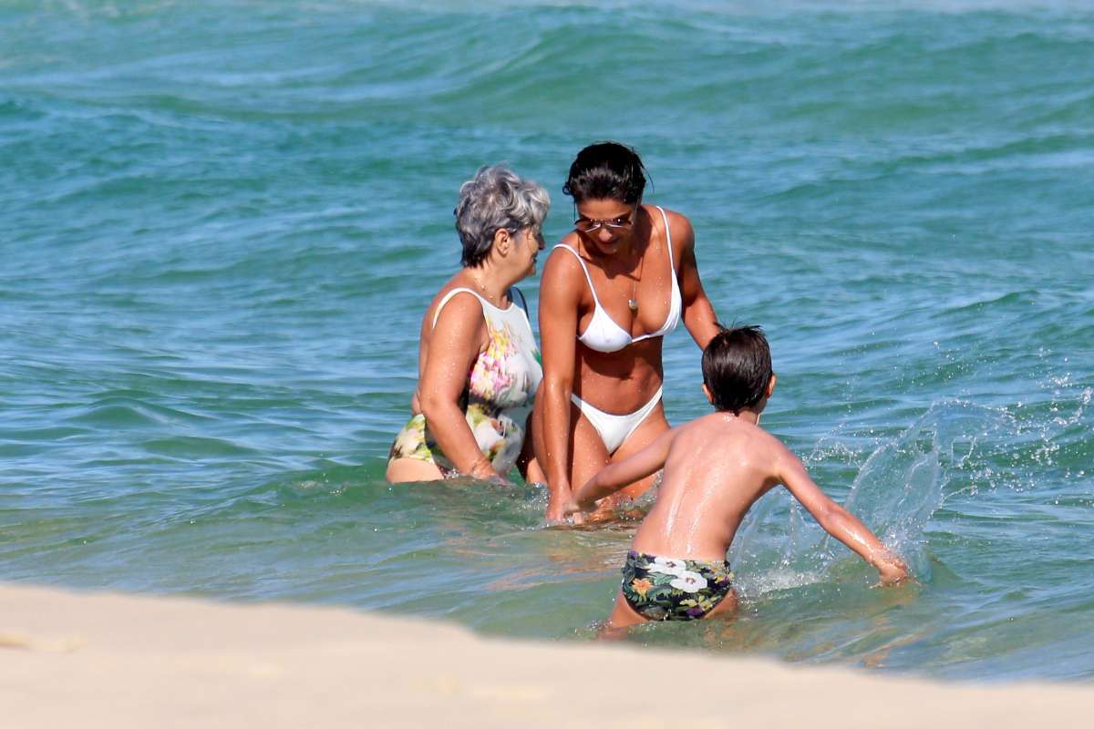 Juliana Paes mostra seu corpão escultural na praia com a família
