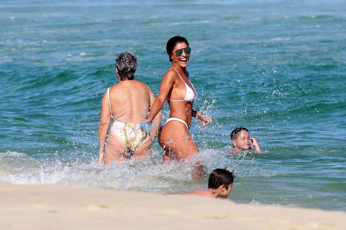 Juliana Paes mostra seu corpão escultural na praia com a família