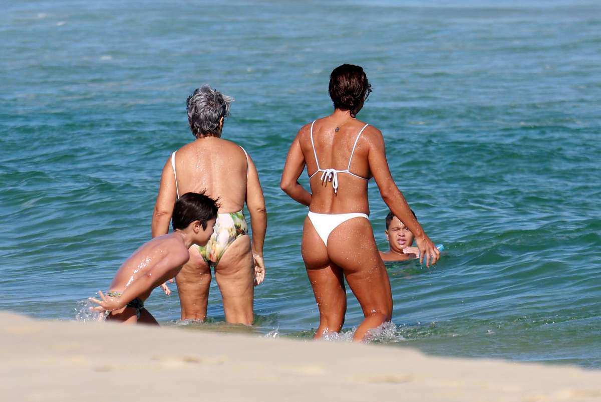 Juliana Paes mostra seu corpão escultural na praia com a família