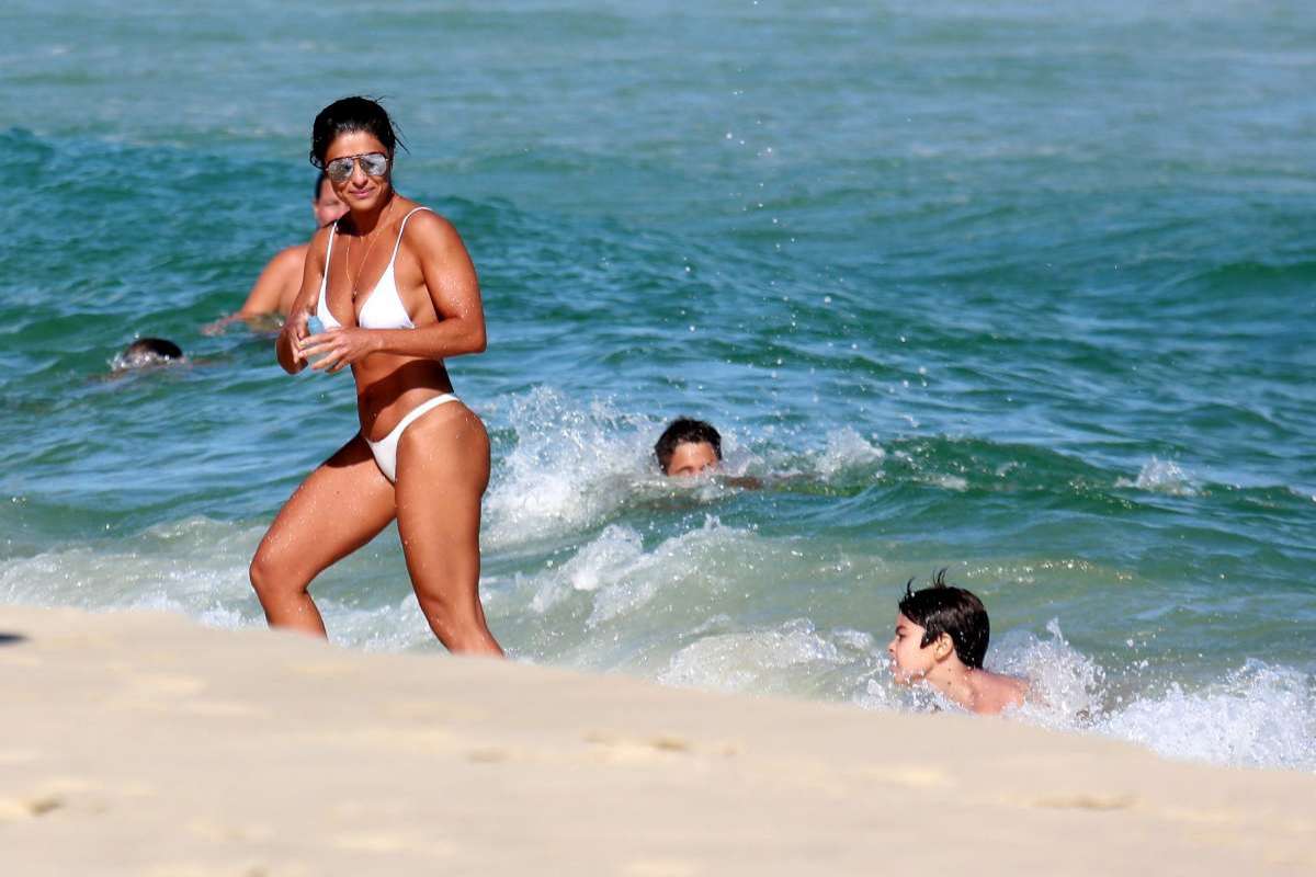 Juliana Paes mostra seu corpão escultural na praia com a família