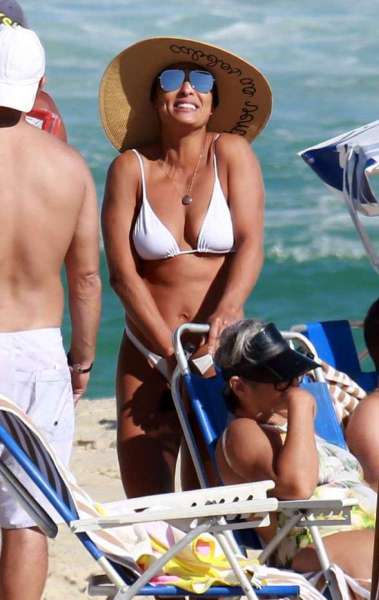 Juliana Paes mostra seu corpo escultural na praia com a famlia