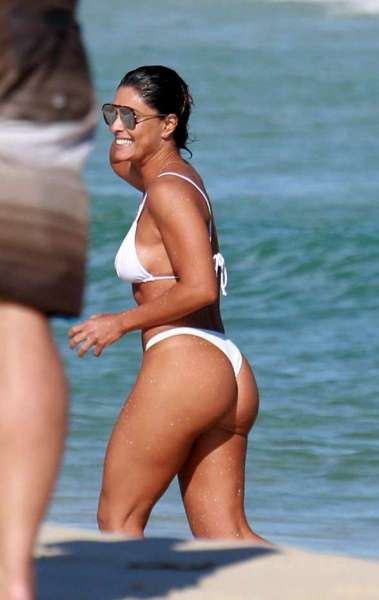 Juliana Paes mostra seu corpo escultural na praia com a famlia