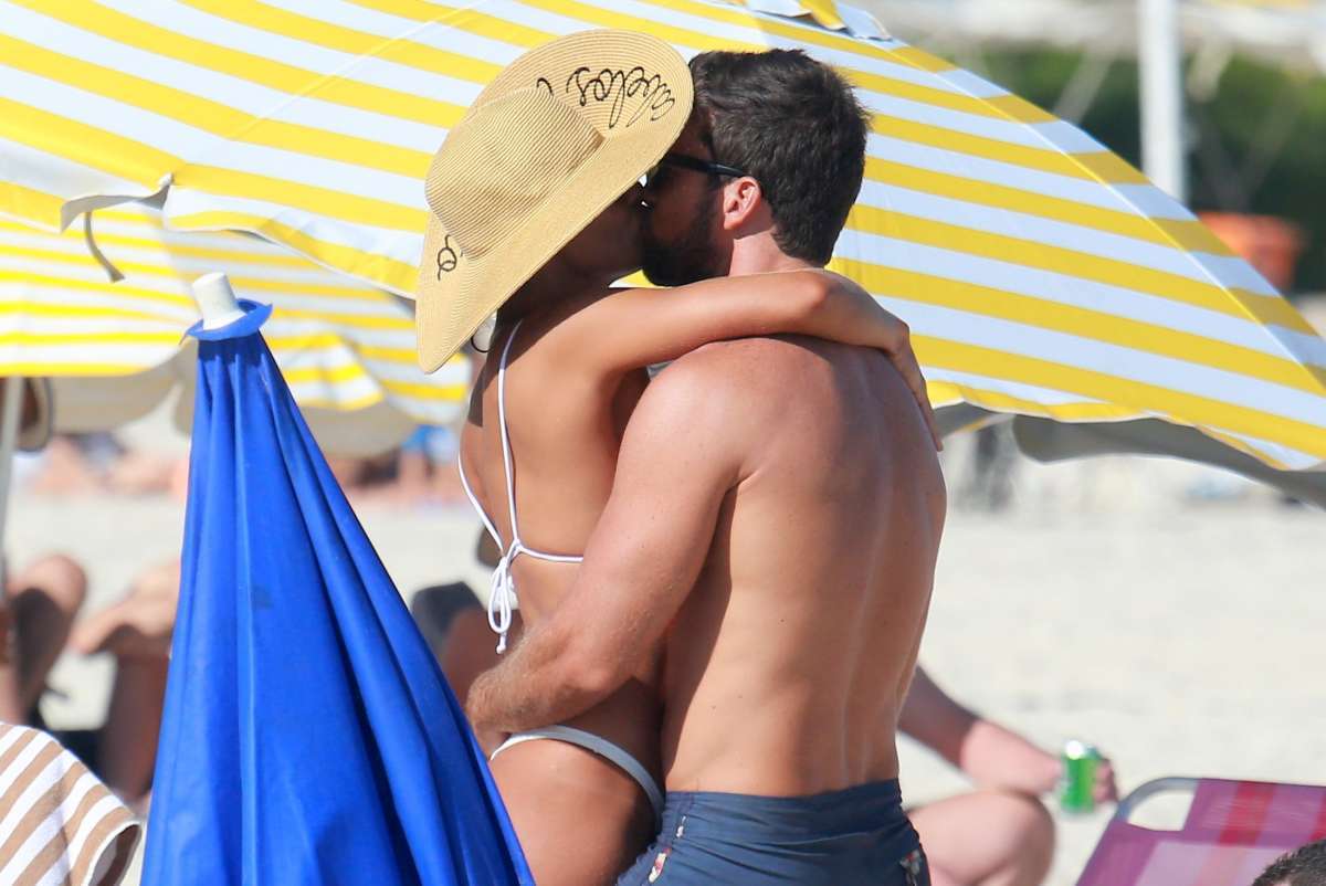 Juliana Paes curte dia de praia em família