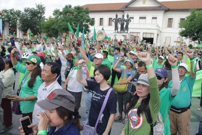 Tailandeses protestam contra constru��o de casas em montanha sagrada