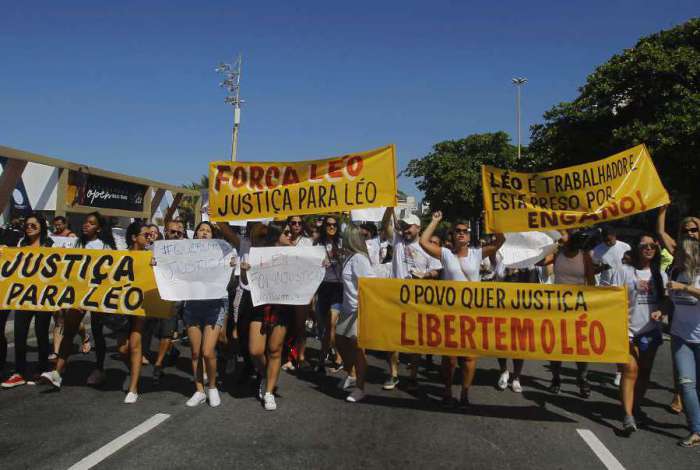 Protesto de parentes e amigo do Leonardo Luiz do Nascimento na Praia de Copacabana pedindo Justi�a,o rapaz foi preso injustamente segundo eles, Severino  Silva Agencia O Dia