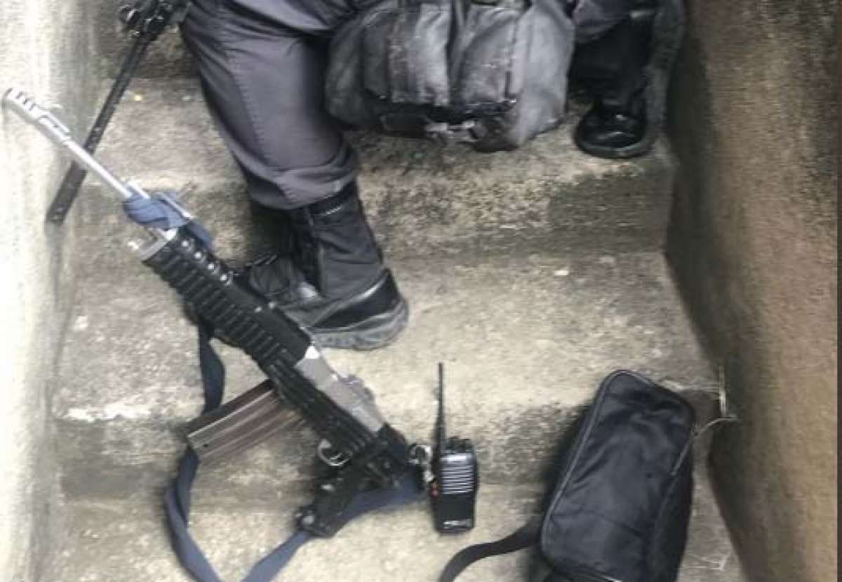 Fuzil e rádio foram apreendidos - Divulgação / Polícia Militar 