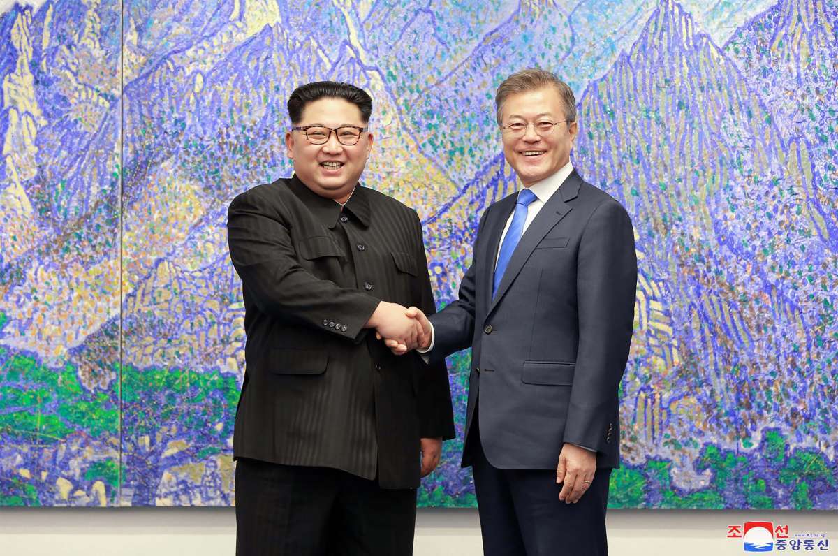 Moon Jae-in e Kim Jong Un - AFP