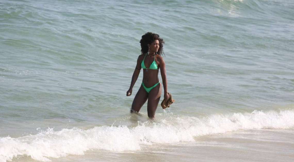 Erika Januza curte dia de sol na praia