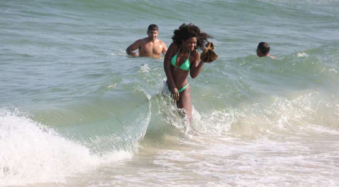 Erika Januza curte dia de sol na praia