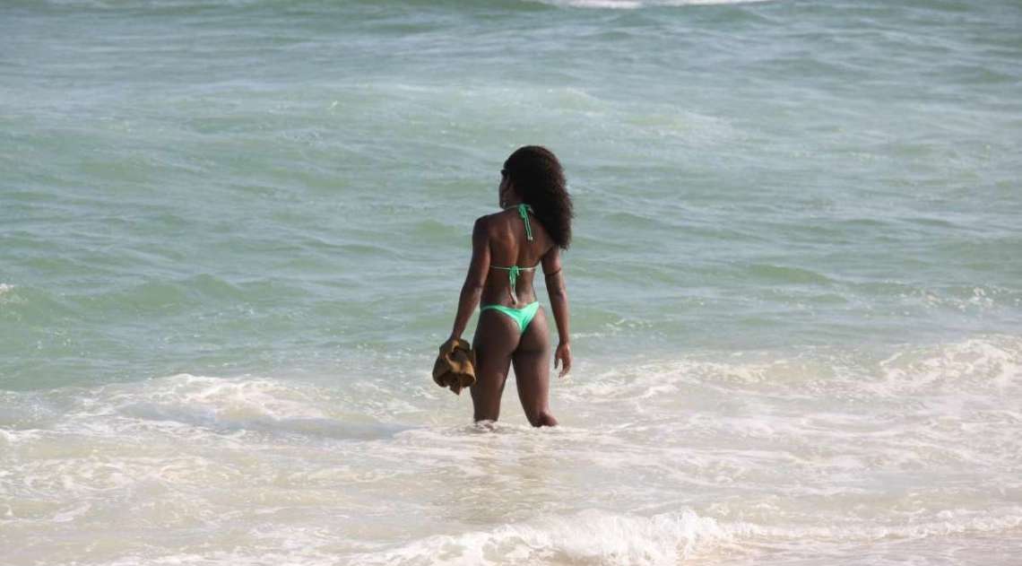 Erika Januza curte dia de sol na praia