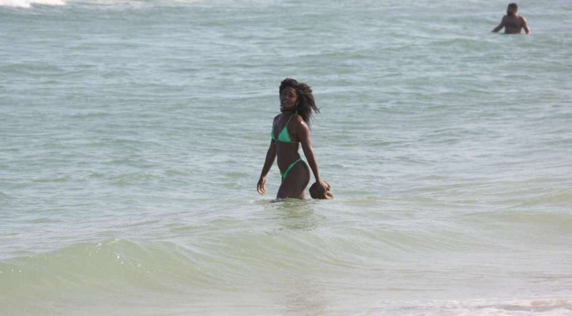 Erika Januza curte dia de sol na praia