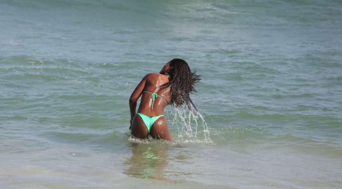 Erika Januza curte dia de sol na praia