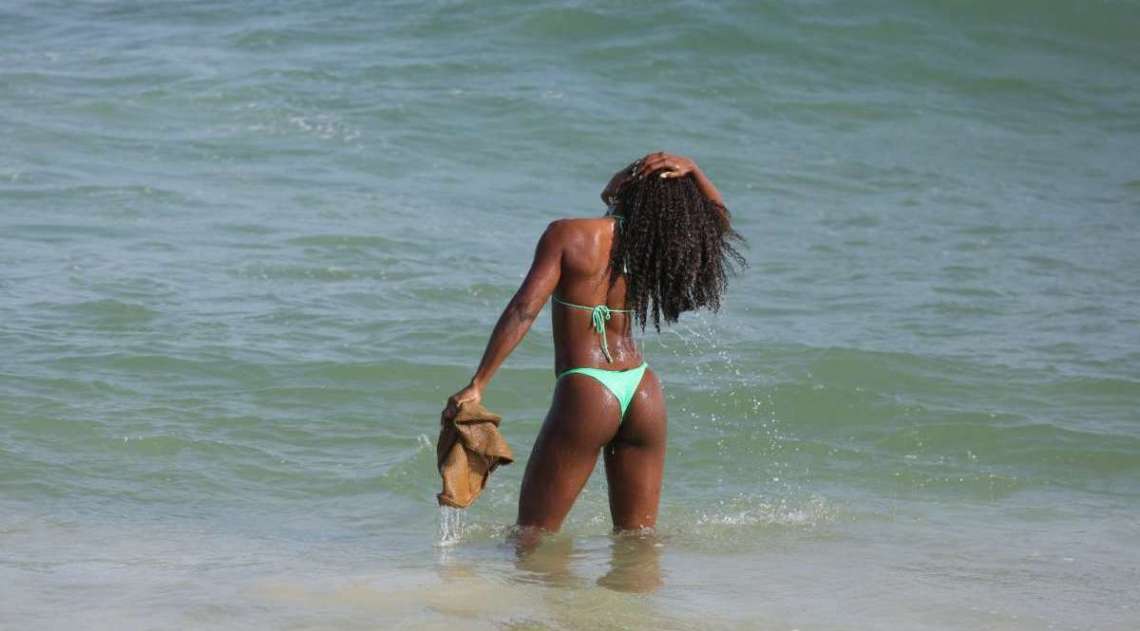 Erika Januza curte dia de sol na praia