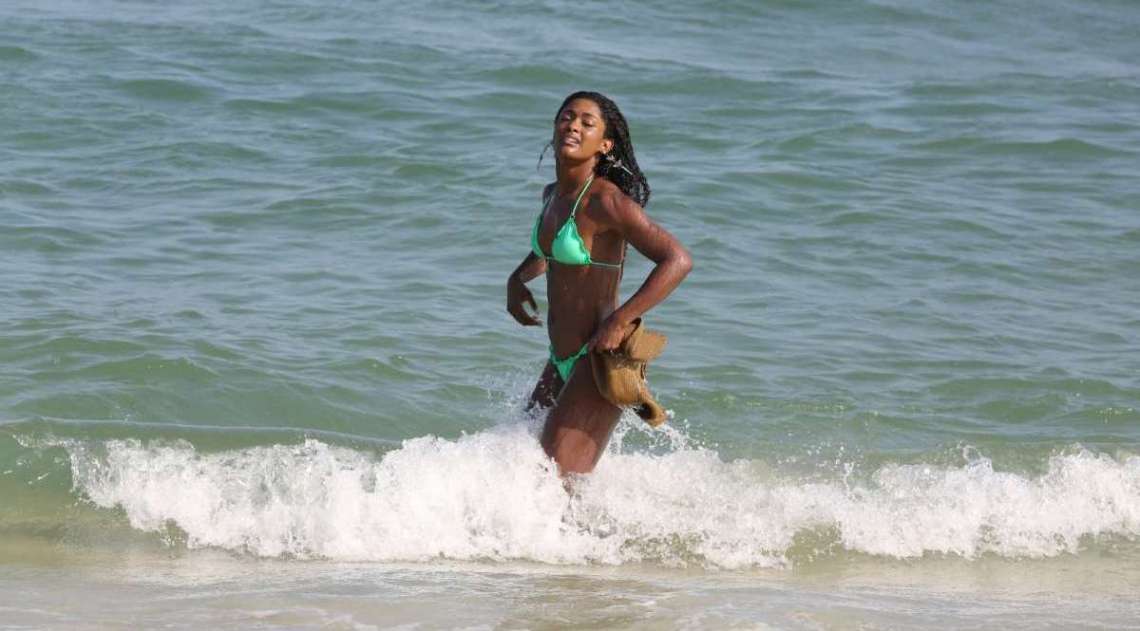 Erika Januza curte dia de sol na praia