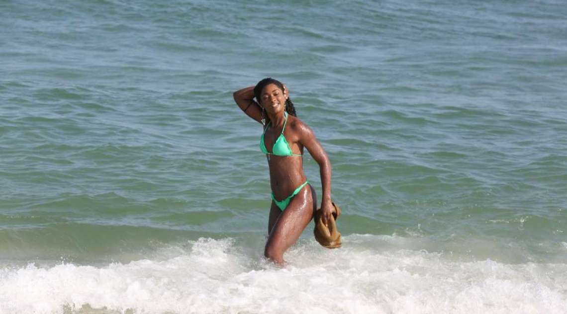 Erika Januza curte dia de sol na praia