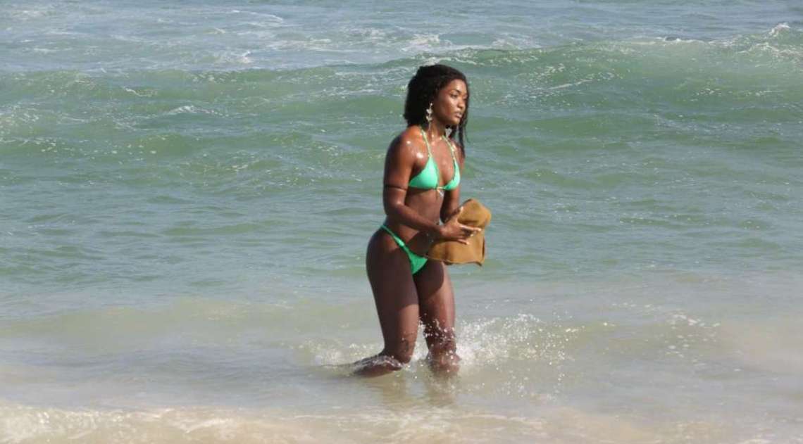 Erika Januza curte dia de sol na praia