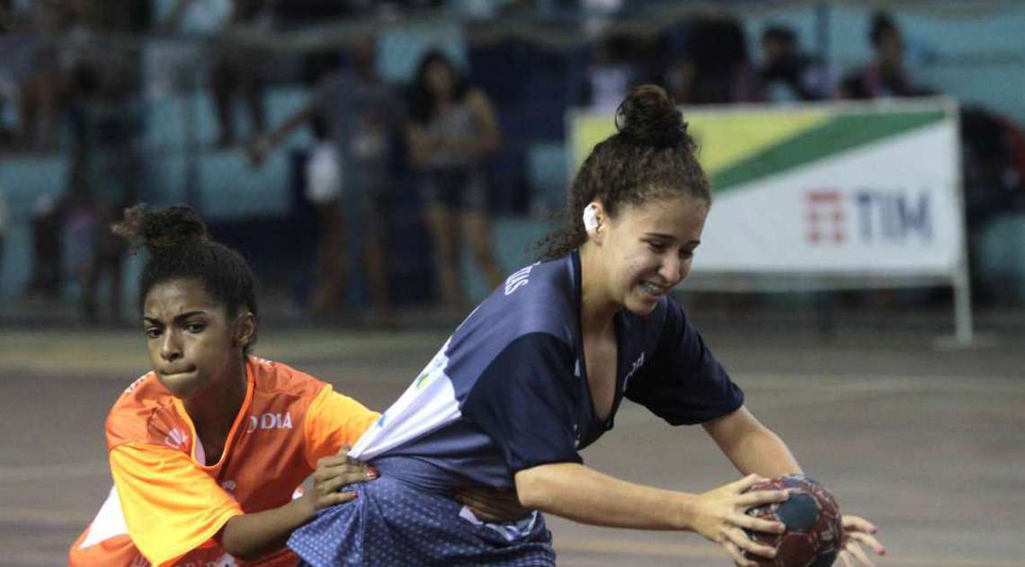 28/04/2018 - Caderno Baixada. Jogos da Baixada. Semi fina lHandbol feminino Duque de Caxias e Belford Roxo.Foto: Fernanda Dias / Ag�ncia O Dia.