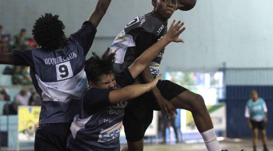 29/04/2018 - Caderno Baixada. Jogos da Baixada. Handbol Masculino. Duque de Caxias e Nova Igua�u.Foto: Fernanda Dias / Ag�ncia O Dia.