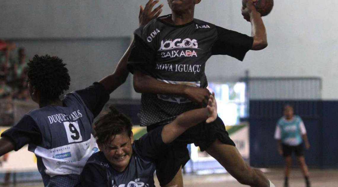 29/04/2018 - Caderno Baixada. Jogos da Baixada. Handbol Masculino. Duque de Caxias e Nova Igua�u.Foto: Fernanda Dias / Ag�ncia O Dia.