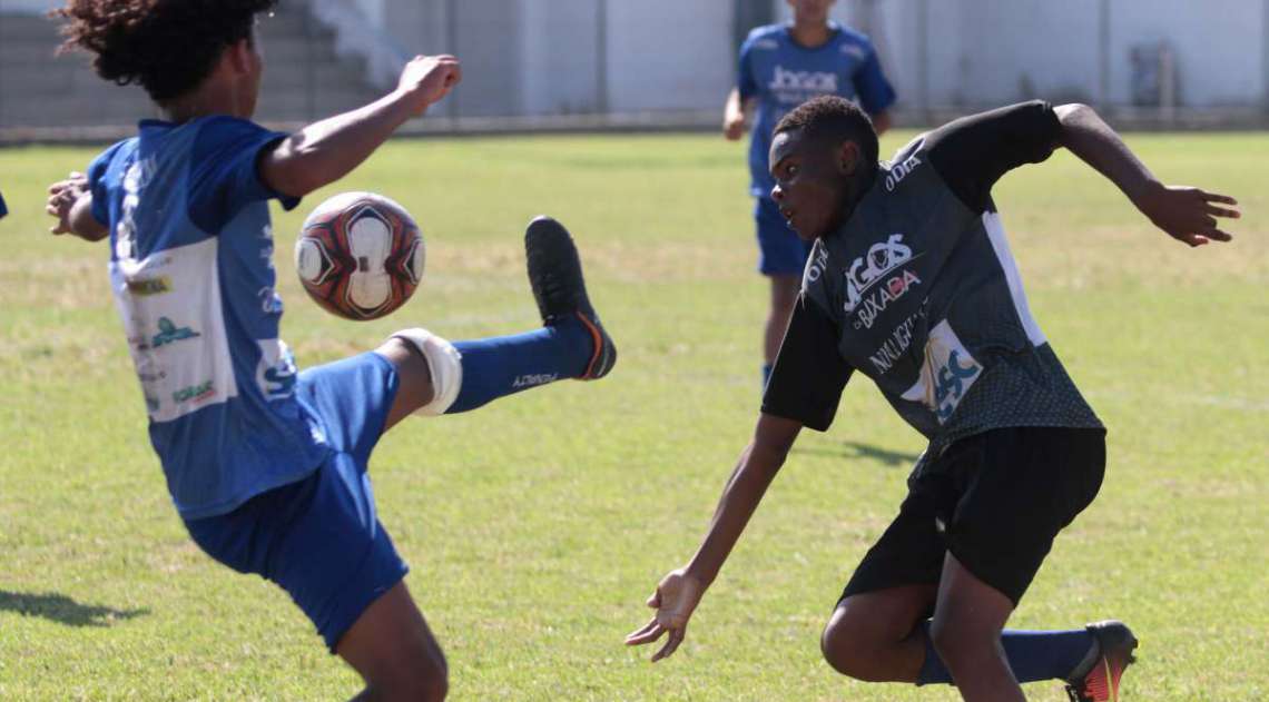 29/04/2018 - Caderno Baixada. Jogos da Baixada. Futebol de Campo masculino. Guapimirim e Nova Igua�u. Foto: Fernanda Dias / Ag�ncia O Dia.