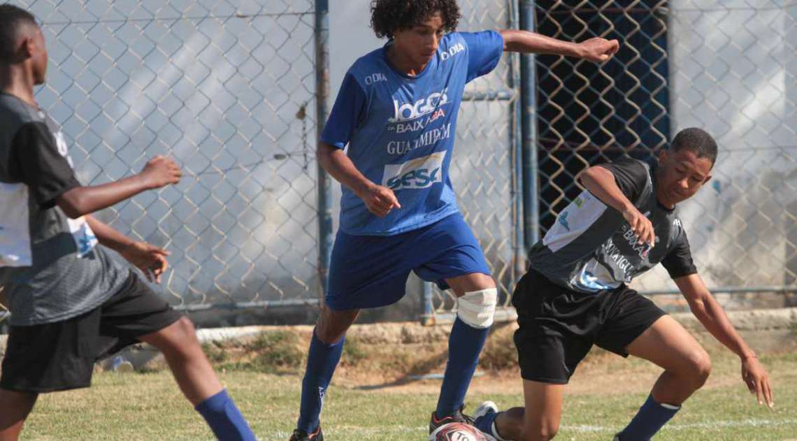 29/04/2018 - Caderno Baixada. Jogos da Baixada. Futebol de Campo masculino. Guapimirim e Nova Igua�u. Foto: Fernanda Dias / Ag�ncia O Dia.