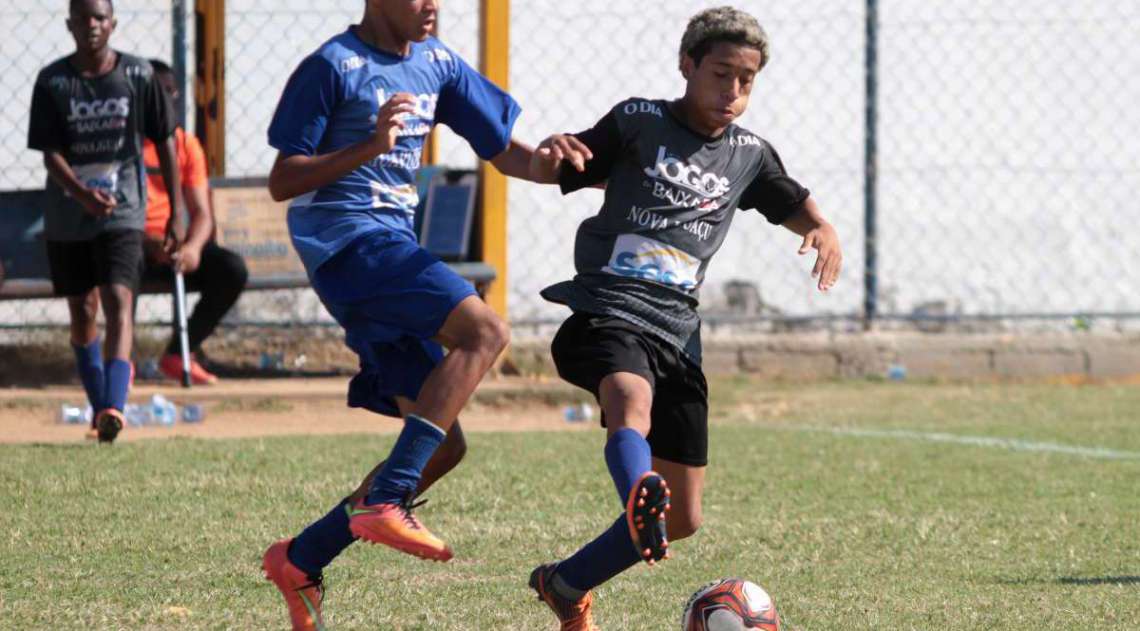 29/04/2018 - Caderno Baixada. Jogos da Baixada. Futebol de Campo masculino. Guapimirim e Nova Igua�u. Foto: Fernanda Dias / Ag�ncia O Dia.