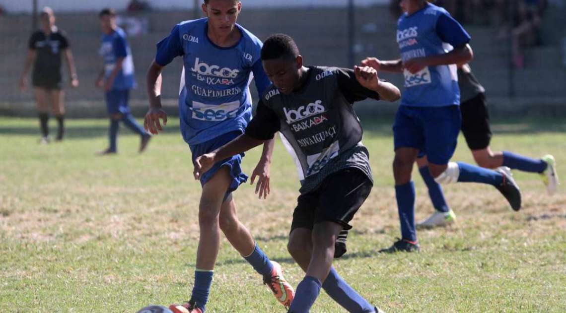 29/04/2018 - Caderno Baixada. Jogos da Baixada. Futebol de Campo masculino. Guapimirim e Nova Igua�u. Foto: Fernanda Dias / Ag�ncia O Dia.