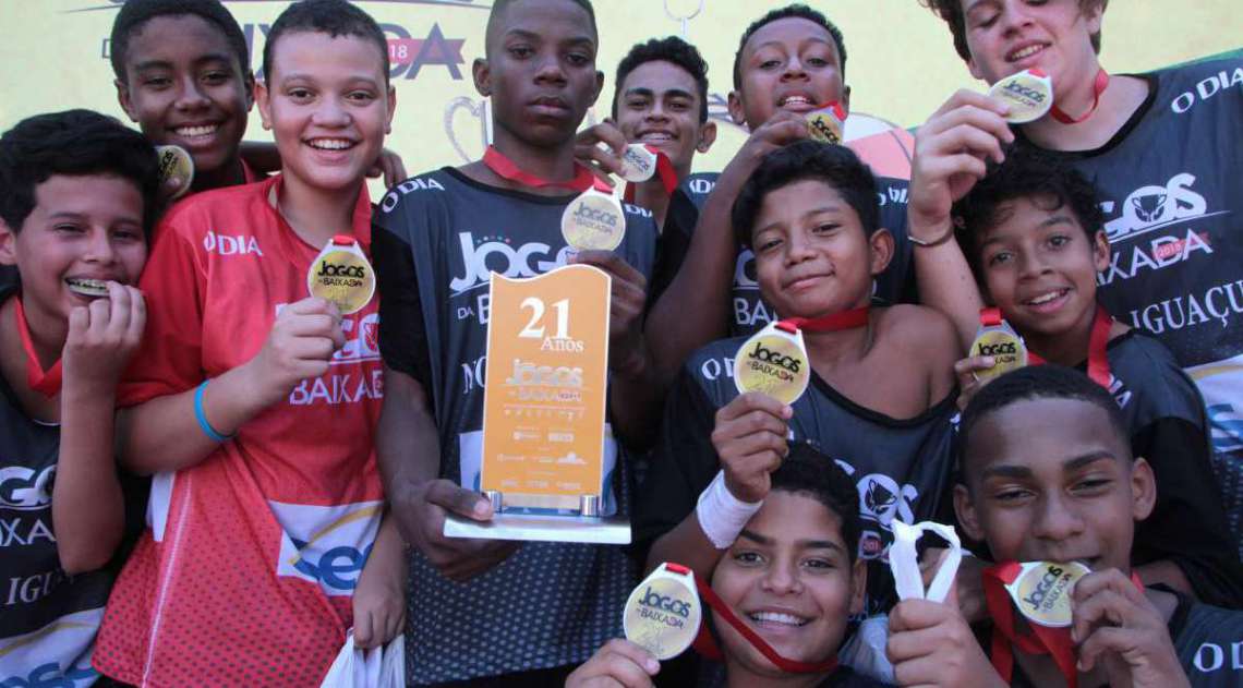 29/04/2018 - Caderno Baixada. Jogos da Baixada. Handbol masculino equipe vencedora Nova Igua�u.Foto: Fernanda Dias / Ag�ncia O Dia.