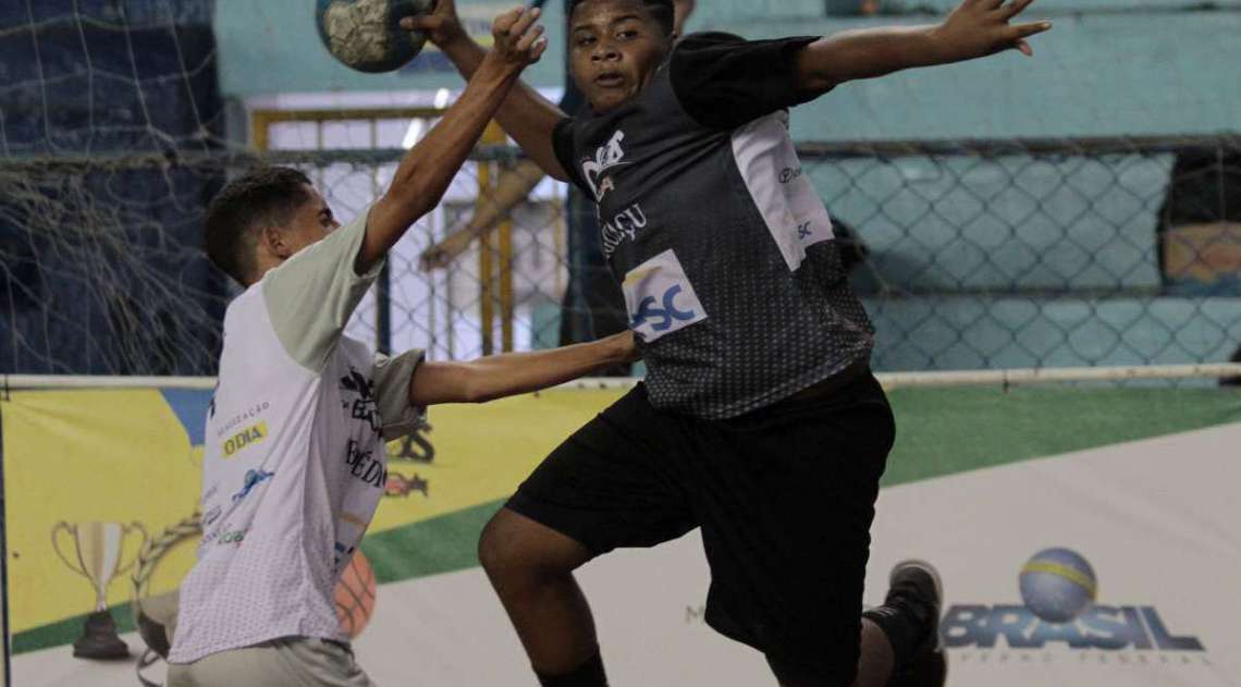 29/04/2018 - Caderno Baixada. Jogos da Baixada. Handbol Masculino. Duque de Caxias e Nova Igua�u.Foto: Fernanda Dias / Ag�ncia O Dia.