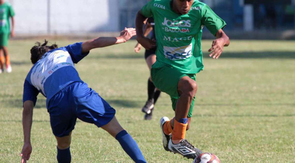 Artilheiro da competição, com sete gols, Gabriel parte para cima de zagueiro adversário