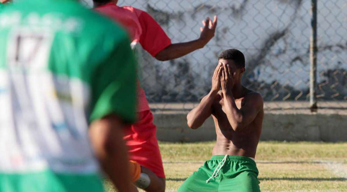 29/04/2018 - Caderno Baixada. Jogos da Baixada. Final Futebol de campo masculino. Mag� e Guapimirim. Mag� foi a equipe vencedora.Foto: Fernanda Dias / Ag�ncia O Dia.