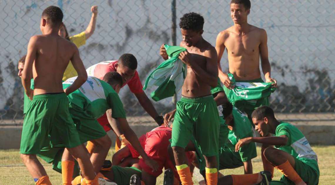 29/04/2018 - Caderno Baixada. Jogos da Baixada. Final Futebol de campo masculino. Mag� e Guapimirim. Mag� foi a equipe vencedora.Foto: Fernanda Dias / Ag�ncia O Dia.