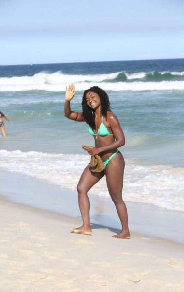 Erika Januza curte dia de sol na praia